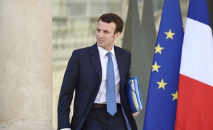 Le ministre de l'Economie Emmanuel Macron devant l'Elysée le 15 avril 2015.