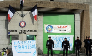Manifestation devant la prison d'Aiton en Savoie, le 12 novembre 2015.