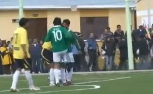 Evo Morales donne un coup de genou lors d'un match de foot, La Paz le 3 octobre 2010.