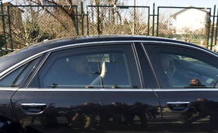 L'ancien chef du gouvernement italien, Silvio Berlusconi, quitte le 6 mars 2015 dans sa voiture le centre social à Milan où il effectuait depuis mai 2014 sa peine d'intérêt général