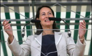 Ségolène Royal, favorite des sondages pour l'investiture PS à la présidentielle, a déclaré lundi qu'elle "ne commenterait aucune candidature" socialiste, y compris celle de François Hollande.