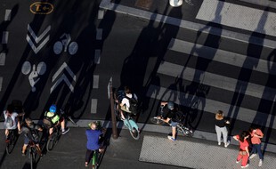 Des cyclistes place Bastille, le 9 juillet 2020.
