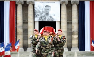 La République et l'institution militaire ont rendu un hommage lourd de chagrin à Pierre Schoendoerffer, cinéaste des guerres perdues et des héros défaits, le jour anniversaire de son parachutage à Dien Bien Phu et des accords d'Evian qui mirent fin à la guerre d'Algérie.