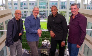 Les cofondateurs de Beats, Jimmy Iovine (gauche) et Dr Dre, aux côtés du patron d'Apple, Tim Cook et du vice-président en charge des services Internet, Eddy Cue.