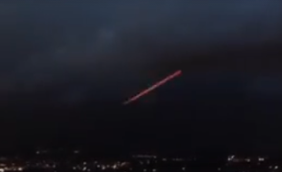 Voici l'éclair rouge qui fend le ciel.