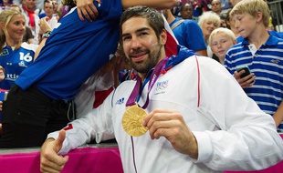 Nikola Karabatic avec sa médaille d'or olympique autour du cou, le 12 août 2012 à Londres.