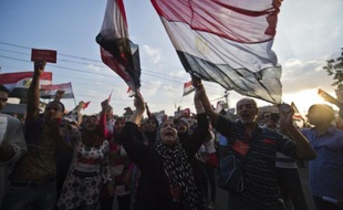 La présidence égyptienne a rejeté mardi matin l'ultimatum de l'armée donnant 48 heures à Mohamed Morsi pour satisfaire les "demandes du peuple" faute de quoi elle imposerait une feuille de route, marquant une escalade dans la crise politique où se trouve plongé le pays le plus peuplé du monde arabe.