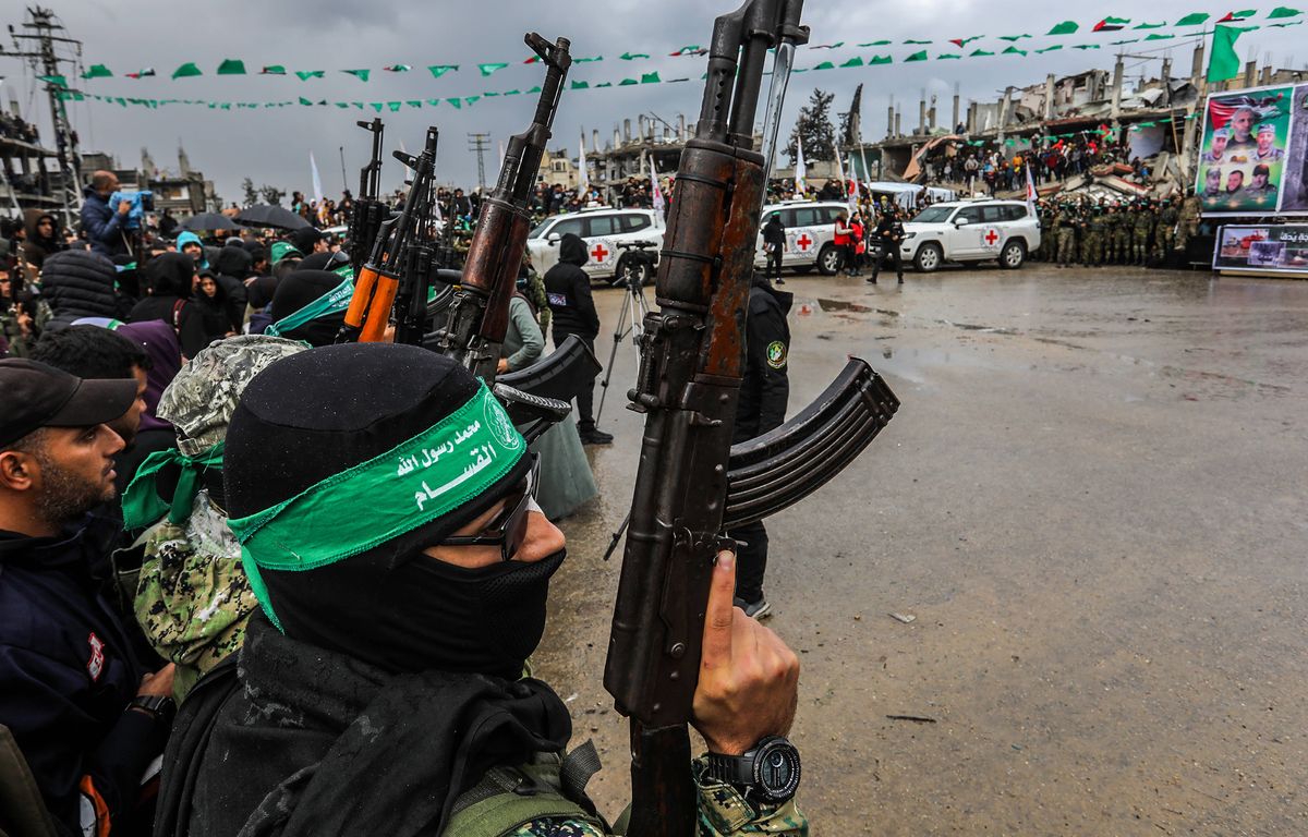 Conflit au Proche-Orient : Le Hamas fait visionner à deux otages à Gaza la libération de trois a image