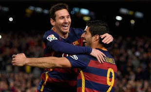 Lionel Messi fête un but avec Luis Suarez le 14 février 2016.
