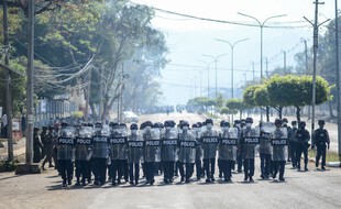 La police birmane à Mawlamyine, le 12 février 2021.