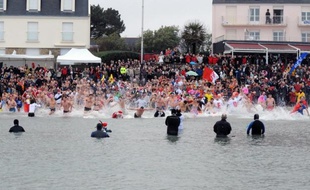Plus de 400 amateurs de baignade de fin d'année, selon les organisateurs, ont participé dimanche au 9eme "Bain des Otaries" organisé traditionnellement sur la plage de Cap Coz, à Fouesnant, a constaté l'AFP