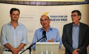 Humberto de la Calle (C) chef de la délégation colombienne pour les négociations de paix avec les FARC fait un discours, le 4 juin 2015 à la Havane