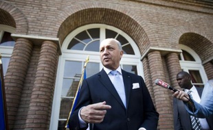 Le ministre français des Affaires étrangères, Laurent Fabius, à l'ambassade de France à Téhéran, peu après son arrivée en Iran, le 29 juillet 2015
