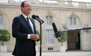 François Hollande enregistre un niveau de popularité élevé, comparable à celui de Nicolas Sarkozy au début de son quinquennat, de 58%, selon une enquête LH2 pour nouvelObs.com publiée lundi, et de 62%, selon un sondage de Viavoice pour Libération à paraître mardi.