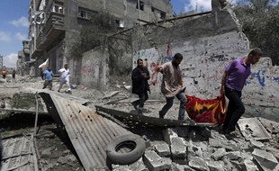 Des Palestiniens fuient le quartier de Chajaya, à l'est de la ville de Gaza, victime d'un bombardement israélien meurtrier, le 20 juillet 2014.