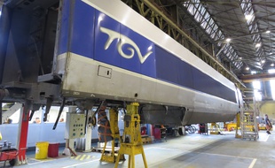 Un TGV en cours de rénovation au Technicentre de Lille-Hellemmes.