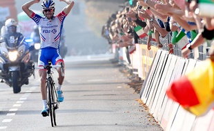 Thibaut Pinot savoure sa victoire dans la dernière ligne droite du Tour de Lombardie, remporté le 13 octobre 2018.