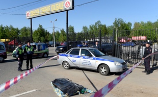 L'affrontement dans ce cimetière de Moscou a impliqué plusieurs centaines de personnes.