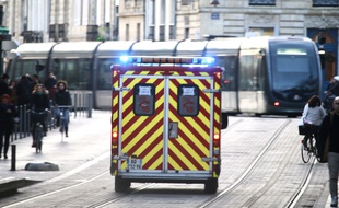 Le 19 décembre 2019, pompiers sur les voies du tramway à Bordeaux