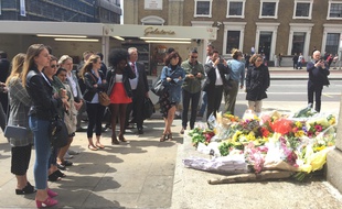 Londoniens et touristes s'arrêtent pour rendre hommage aux victimes de l'attentat de Londres près du London Bridge