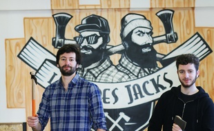 Adrien (à gauche) et Grégoire Tron, ont lancé Les Frères Jacks à Pessac, une nouvelle activité de... lancer de hache.