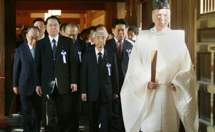 Un prêtre shinto guide les parlementaires japonais dans le sanctuaire patriotique Yasukuni, à Tokyo le 22 avril 2016