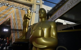 Les statuettes des Oscars à l'entrée du Dolby Theater le 27 février 2016 à Hollywood