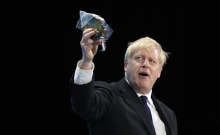 Boris Johnson a ravi ses partisans en brandissant un hareng fumé pour illustrer ce qu'il a appelé «les excès régulatoires dévastateurs» de l'UE, à Londres le 17 juillet 2019.