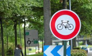 La bretelle est interdite aux vélos.