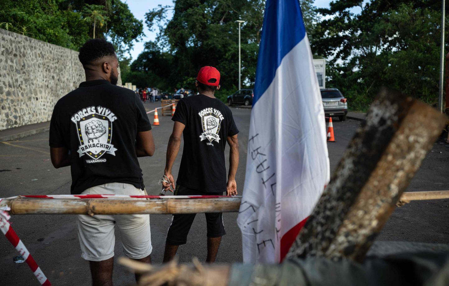 À Mayotte, les barrages maintenus encore « quelques jours »