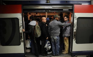 Des usagers montent dans une rame sur l'un des quais de la station Châtelet les Halles, le 09 novembre 2009, à Paris