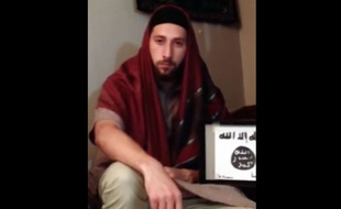 Abdel Malik Petitjean (image issue de la vidéo où lui et Adel Kermiche prêtent allégeance à Daesh).