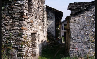 Capture d'écran du site eBay sur la vente d'un village italien.