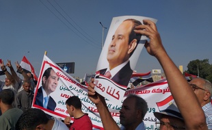 Des partisans du président égyptien Abdel Fattah al-Sisi se sont rassemblés près du mémorial des soldats inconnus dans le quartier oriental de Nasr City, au Caire, le 27 septembre 2019.