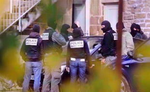 Un homme de 34 ans, présenté comme le chef présumé de la "cellule invisible" et soupçonné de dégradations contre des lignes TGV, a été mis en examen samedi, notamment pour avoir dirigé une structure à vocation terroriste, a-t-on appris de sources proches du dossier.