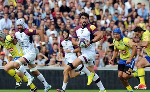 Bordeaux's French centre Felix Le Bourhis runs with the ball during the French Top 14 rugby union match between Union Bordeaux-Begles (UBB) and Clermont on October 4, 2014 at the Chaban-Delmas stadium in Bordeaux. AFP PHOTO / NICOLAS TUCAT