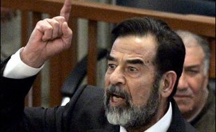Saddam Hussein et ses sept co-accusés sont jugés pour le massacre de 148 villageois chiites après une attaque du cortège présidentiel en 1982 à Doujaïl, au nord de Bagdad. Ils risquent la peine de mort mais plaident non coupables.