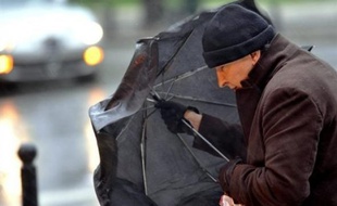 Météo France a levé dans la nuit de jeudi à vendredi la vigilance orange pour le département des Pyrénées-Atlantiques, mais l'a maintenue pour les Pyrénées-Orientales et la principauté d'Andorre en raisons de vents violents jusqu'à vendredi à 15h00.