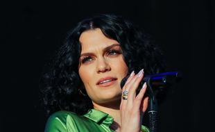 La chanteuse Jessie J. à Cheltenham en Angleterre.
