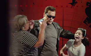 Déguisé en statue de cire de Terminator, Arnold Schwarzenegger a surpris les visiteurs du musée Tussauds de Los Angeles.