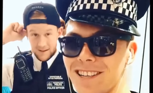 Le youtubeur Jack Jones essaie d'obtenir des bisous de policiers, ici en Angleterre.