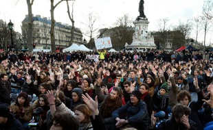 Des centaines de personne rassemblées pour la "Nuit debout" le 7 avril 2016 place de la République à Paris
