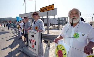Manifestation anti-nucléaire devant l'EPR de Flamanville, le 23 avril 2011.