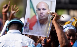 Une femme brandit le portrait de Karim Wade lors d'un rassemblement de l'opposition à Dakar, le 4 février 2015