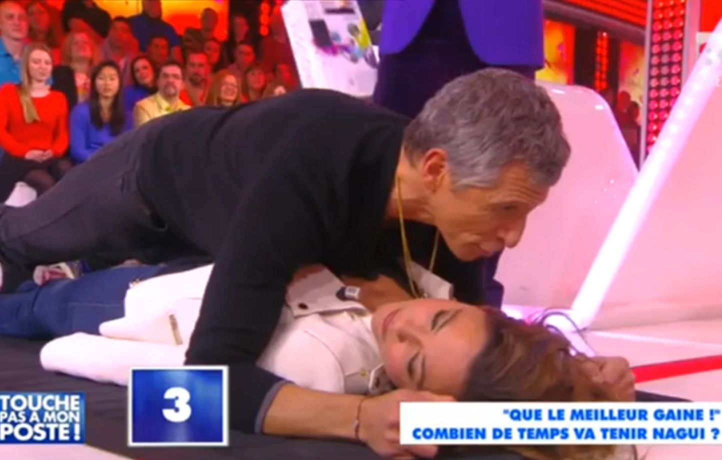 VIDEO. Nagui s'allonge sur Sandrine Quétier dans «Touche pas à mon poste»