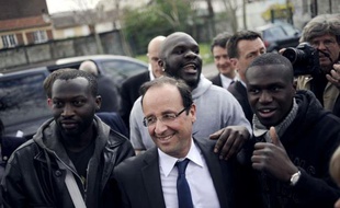 De Trappes, dans les Yvelines, à Aulnay-sous-Bois, en Seine-Saint-Denis, François Hollande a poursuivi samedi son marathon en banlieue -trois départements, cinq villes- pour mobiliser les quartiers et lutter contre l'abstention.