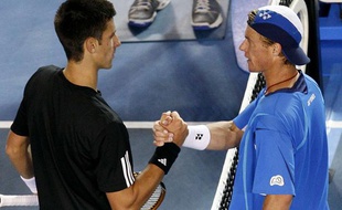 Novak Djokovic, à gauche, serre la main de Leyton Hewitt, après avoir remporté le match, en huitième de finale à l'Open d'Australie le 21 janvier 2008.