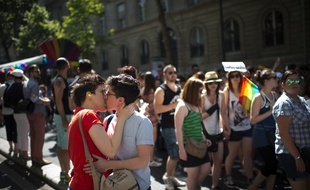 Le 27 juin dernier lors de la Gay Pride à Paris qui rassemblent hétérosexuels, homosexuels, lesbiennes, bisexuels, trans.