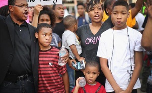 Des manifestants se rassemblent après la mort d'un adolescent noir, Michael Brown, le 14 août 2014 à Ferguson