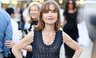 Isabelle Huppert au 24e gala du Watermill Center, le 29 juillet 2017.